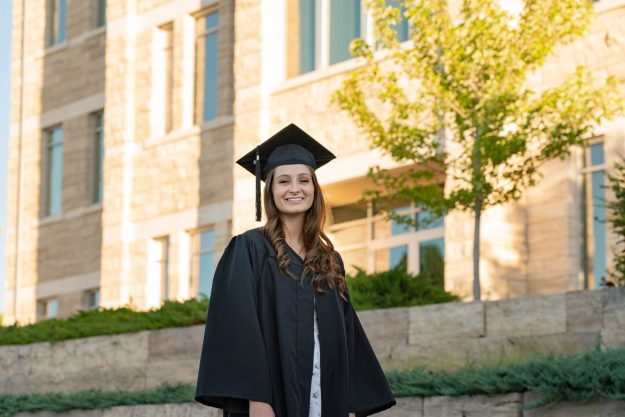 Emilee-Wright-Sara-Grad-How-to-Take-Better-Graduation-Photos-Outside